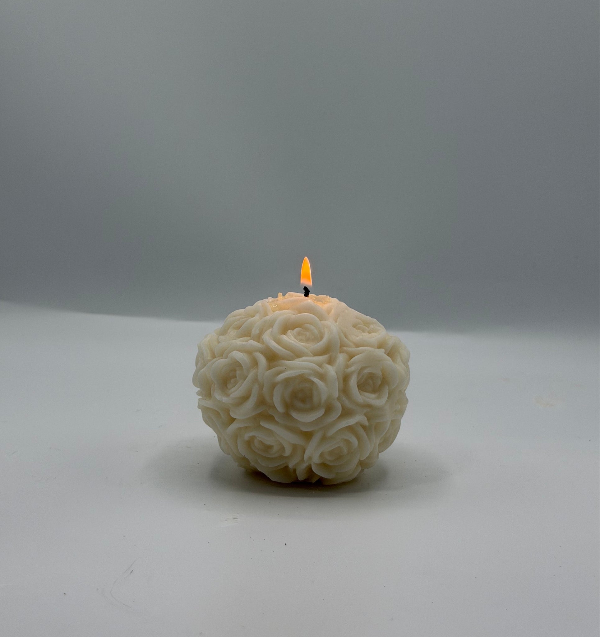 Opulent Rose Embrace Sculptée